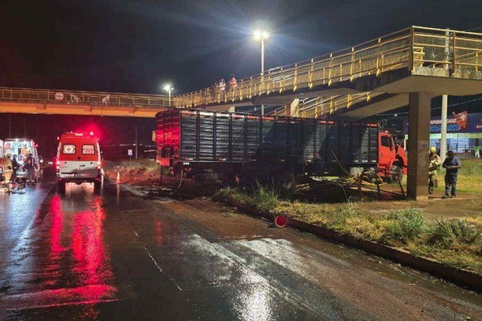 Colisão entre vários veículos na BR-020 -  (crédito: CBMDF/Divulgação)