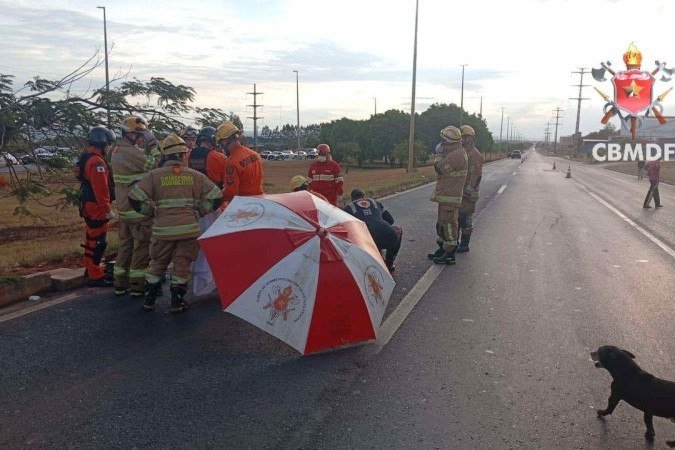 A área foi isolada e uma das faixas da rodovia precisou ser interditada para o trabalho das equipes -  (crédito: Divulgação/CBMDF)