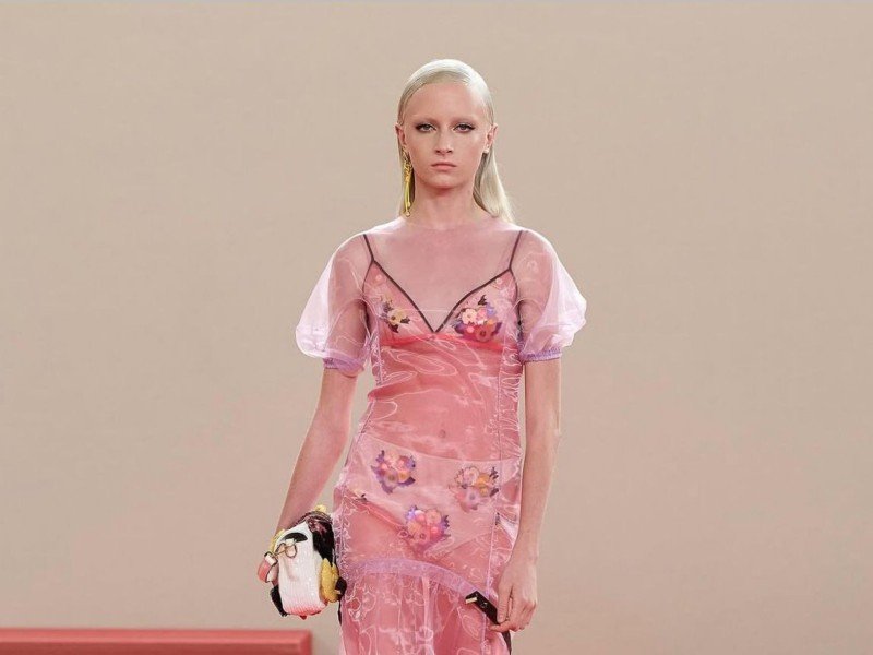 Na Fendi, a pele à mostra foi explorada de forma mais lúdica e criativa -  (crédito: Reprodução/Instagram/@fendi)