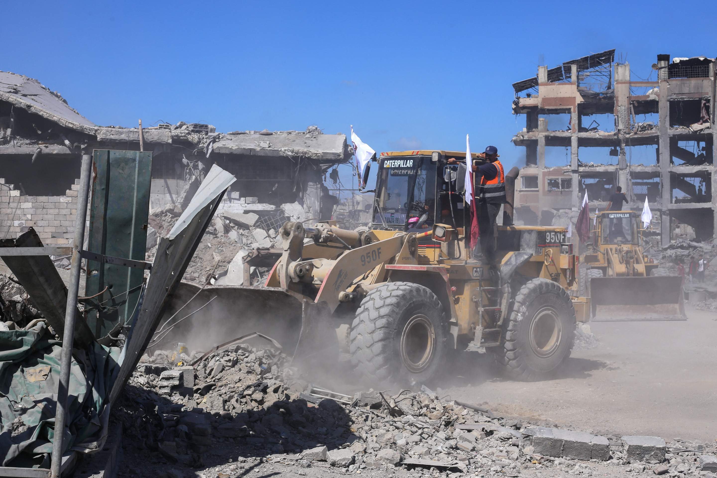 Escavadeiras enviadas pela Prefeitura da Cidade de Gaza trabalham na remoção de escombros das principais ruas 