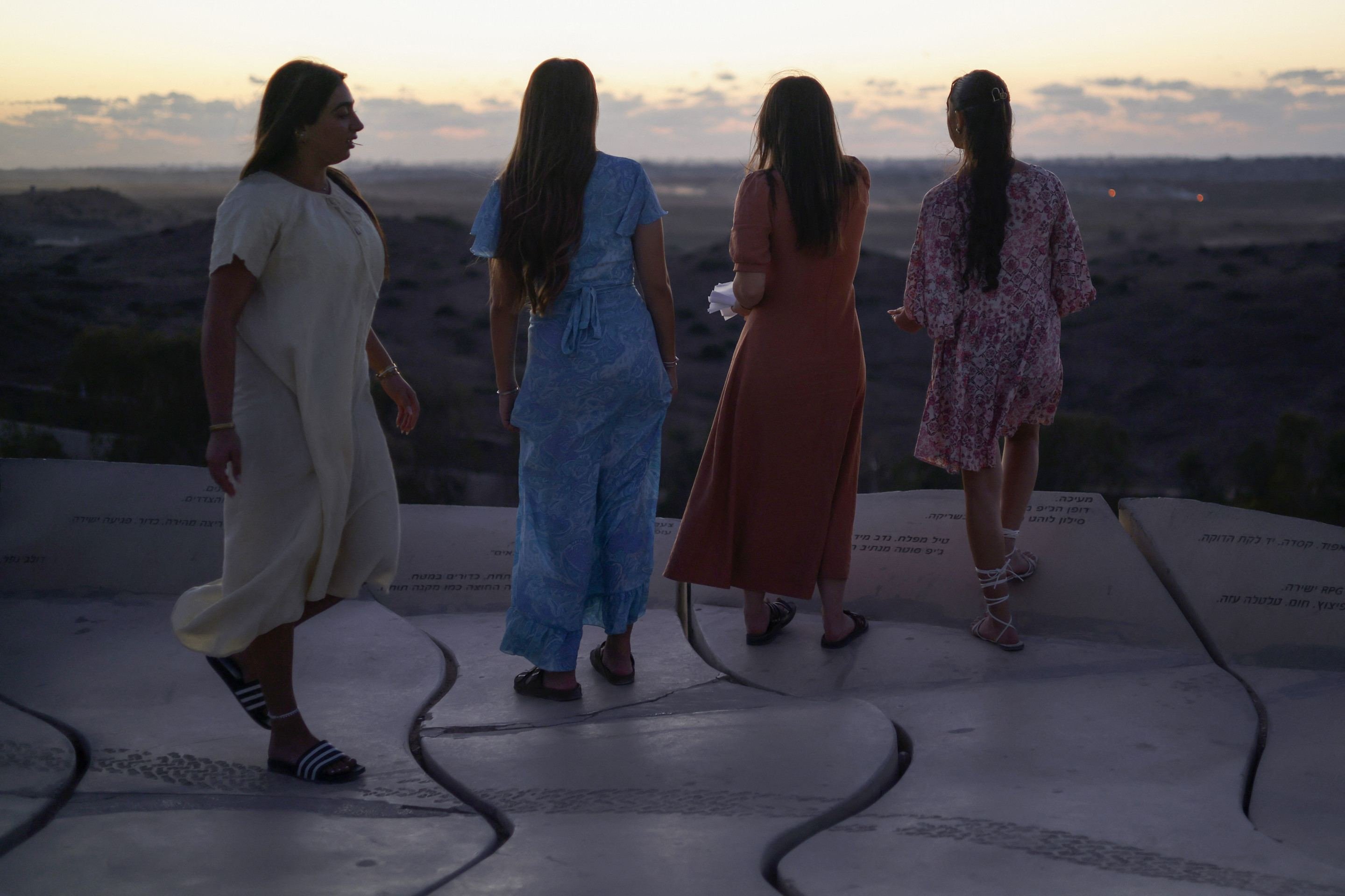 Moradores de Sderot, no sul de Israel, observam a desrtuição em Gaza, a partir de mirante perto da fronteira 