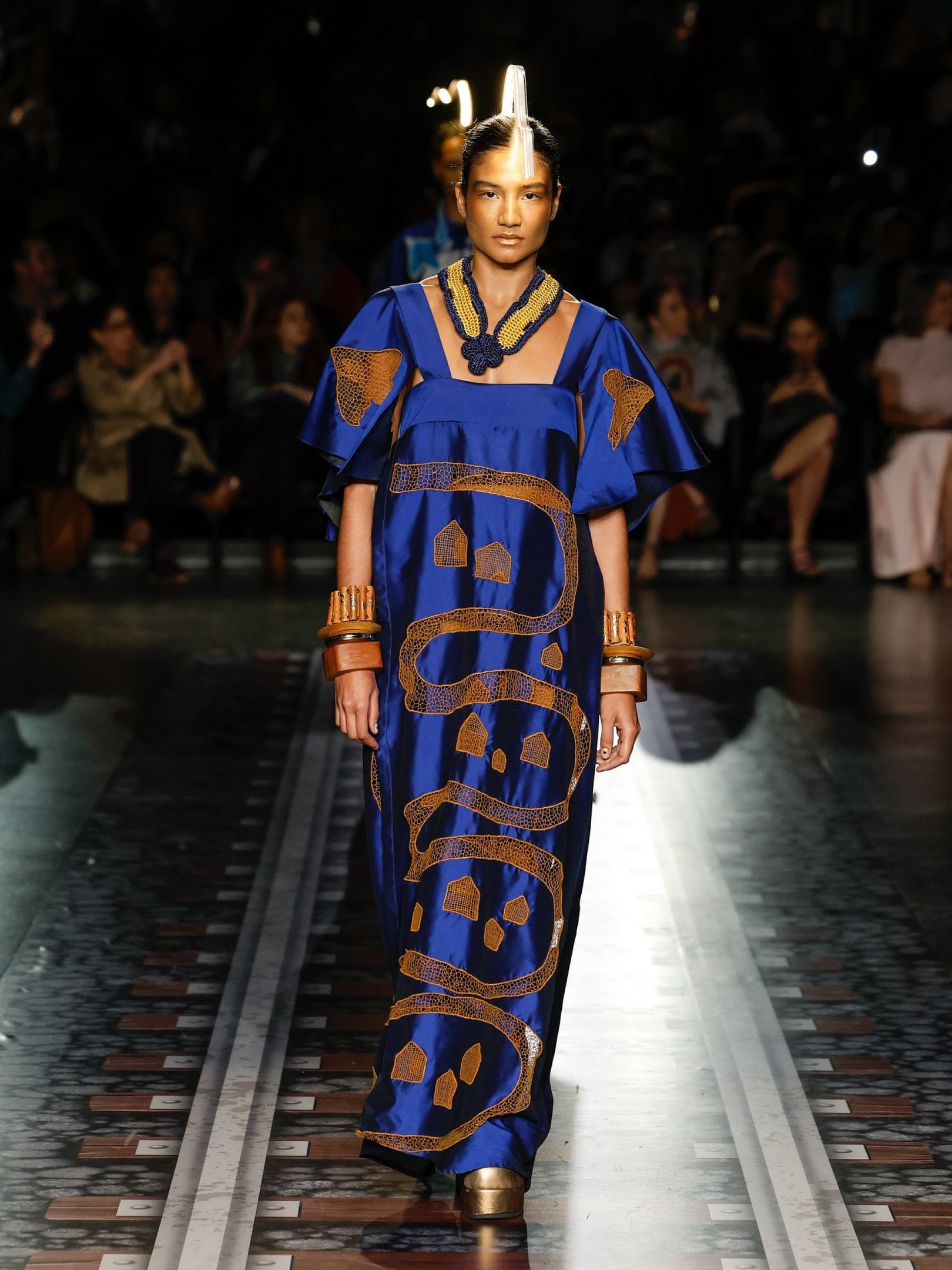 Moda, música e memória em sintonia: o cortejo de Ronaldo Fraga celebrou o Brasil que canta e sente