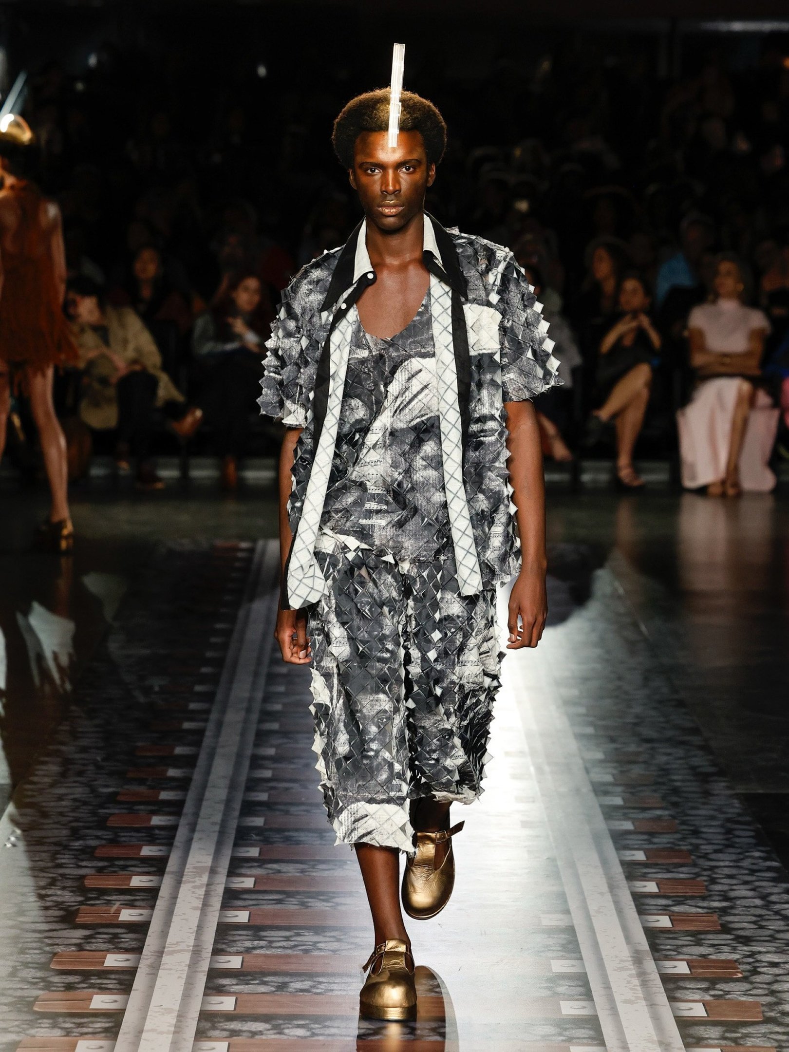 Linho, jeans e tafetá se encontram em tons terrosos e dourados: o retrato de Minas em tecido