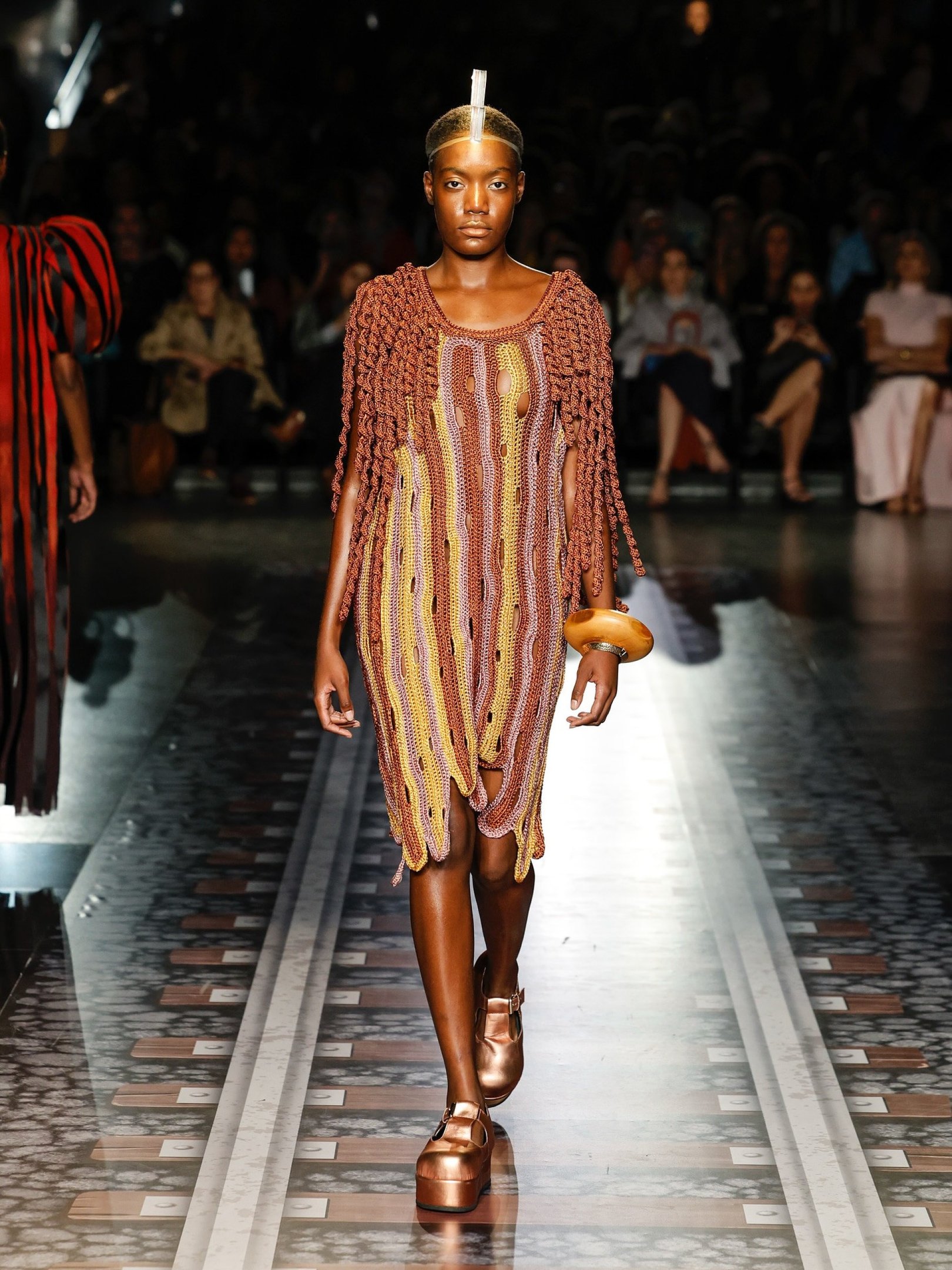 Fraga, o poeta das passarelas, acende velas para Milton e celebra 30 anos de SPFW com emoção