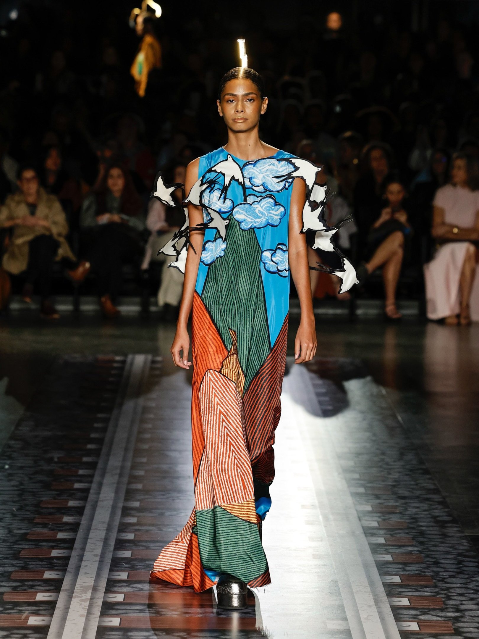 Entre o azul profundo e o brilho do ouro, a moda ganha som e sentido