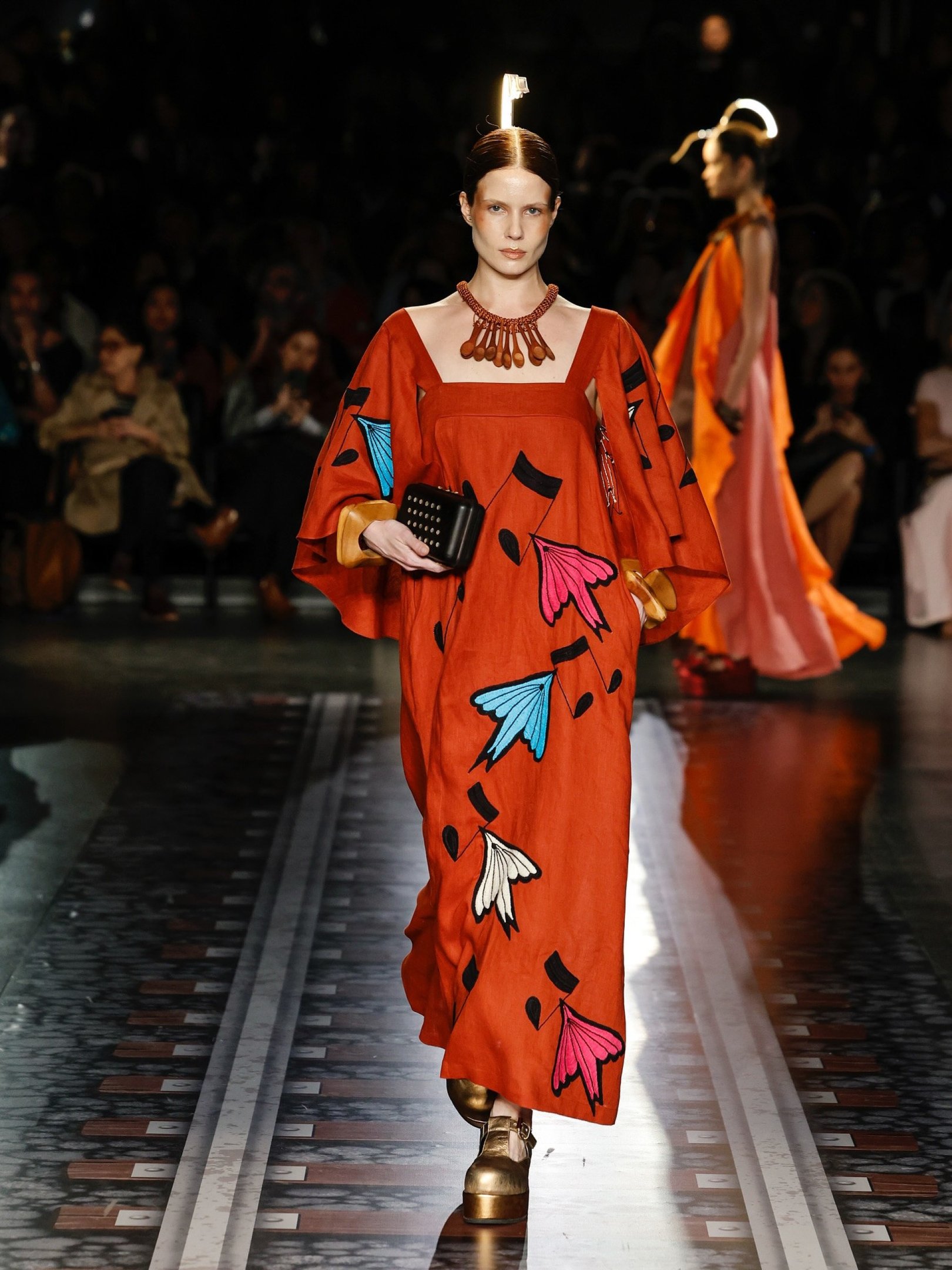 O vermelho, terracota e laranjado tomou de conta da coleção