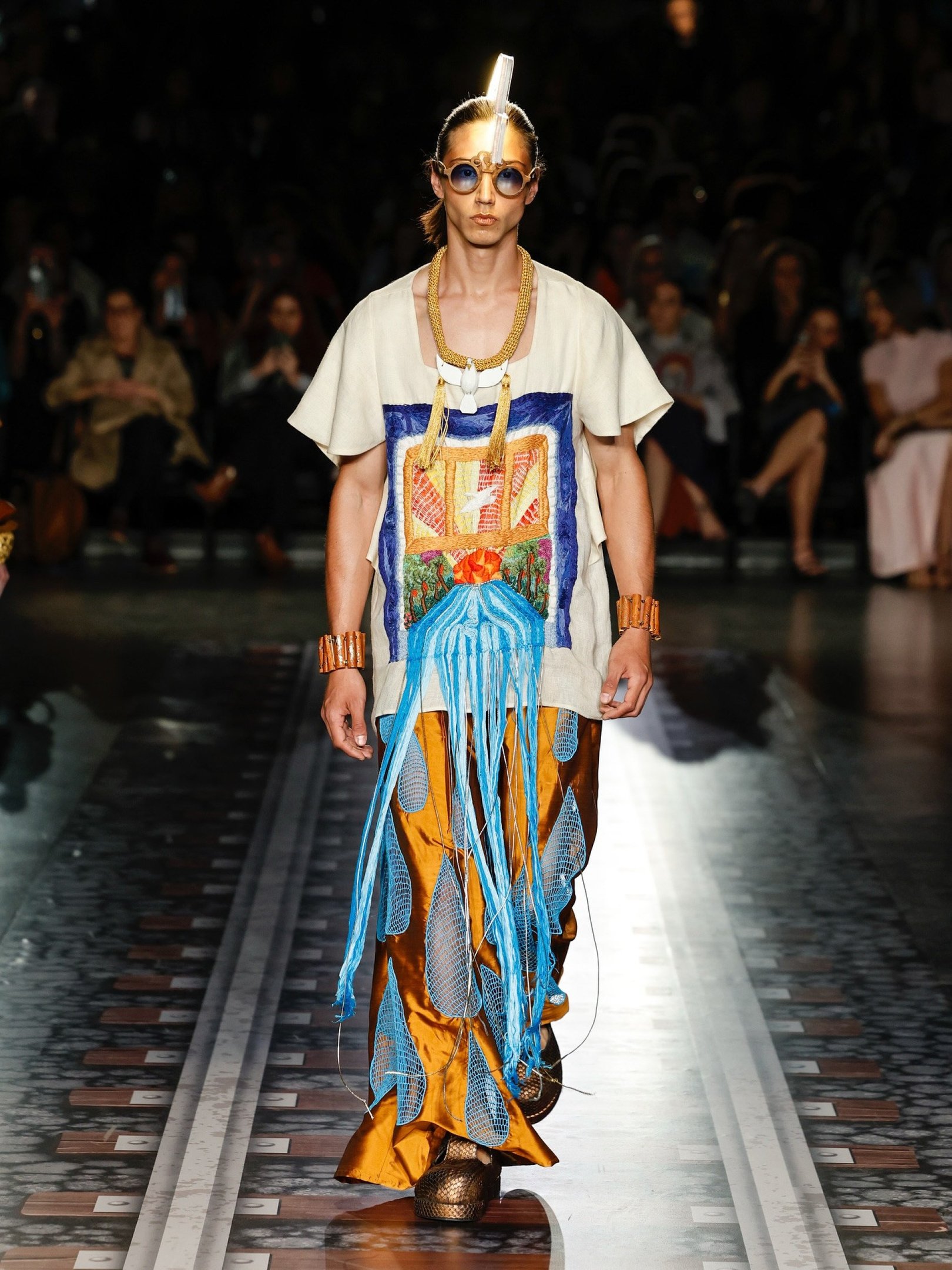 As roupas chamam atenção pelas cores, bordados e referências do estado mineiro