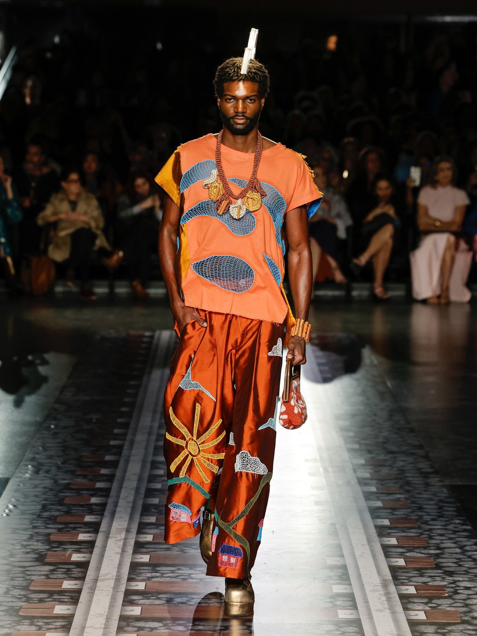 O vermelho, terracota e laranjado tomou de conta da coleção