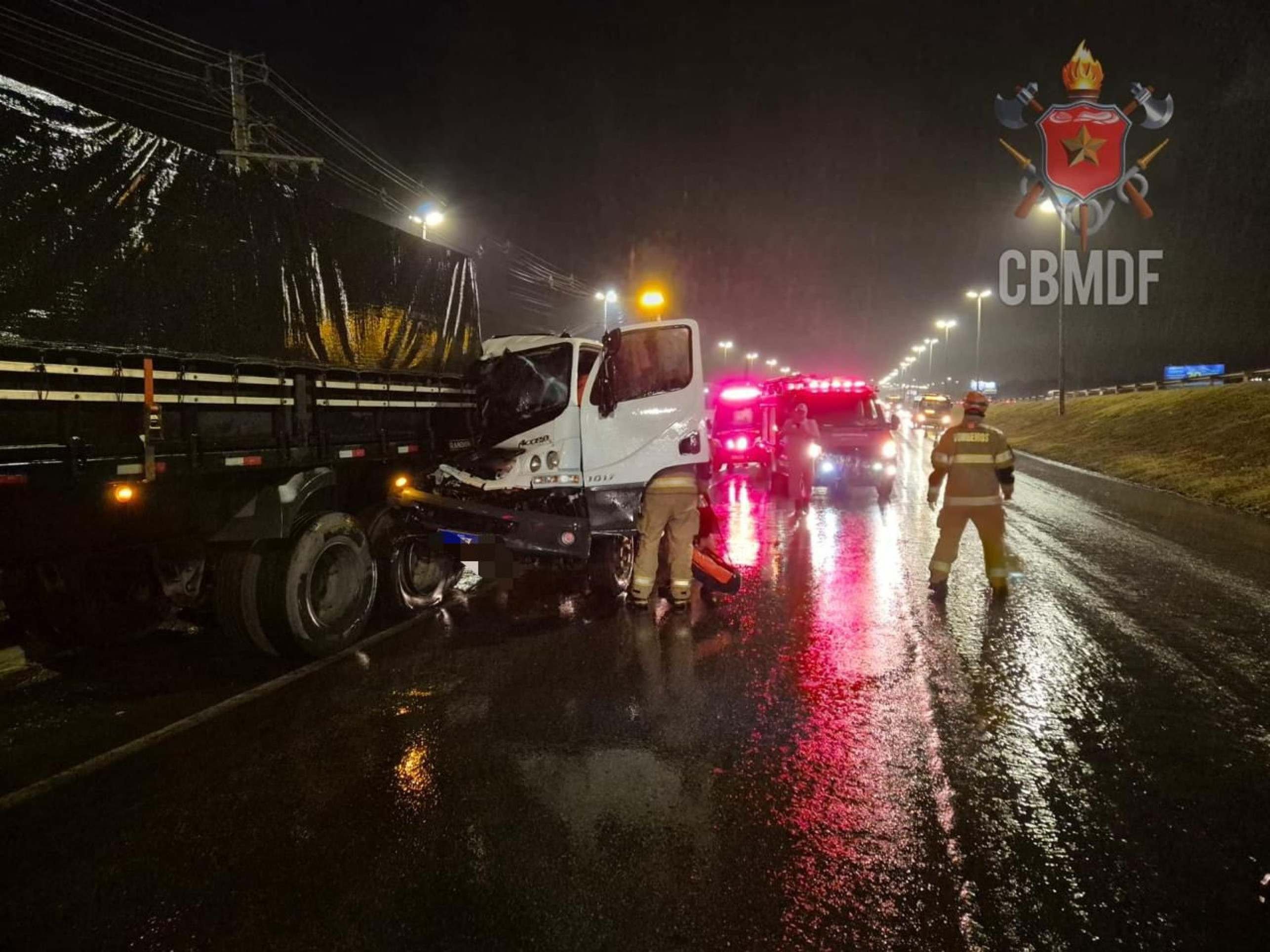 Caminhão guincho bate na traseira de carreta na saída Taquari