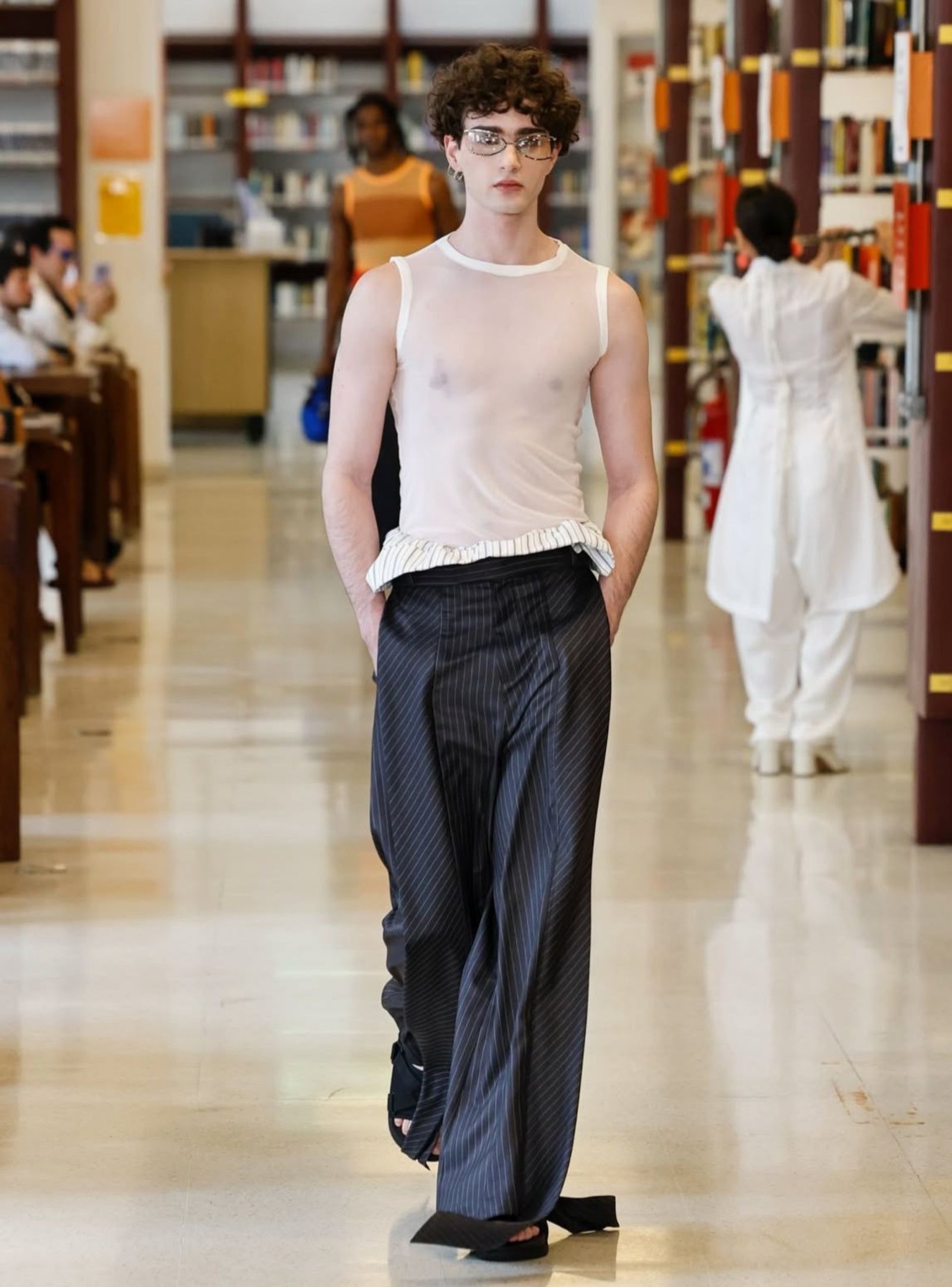 A transparência também é vista em looks masculinos 