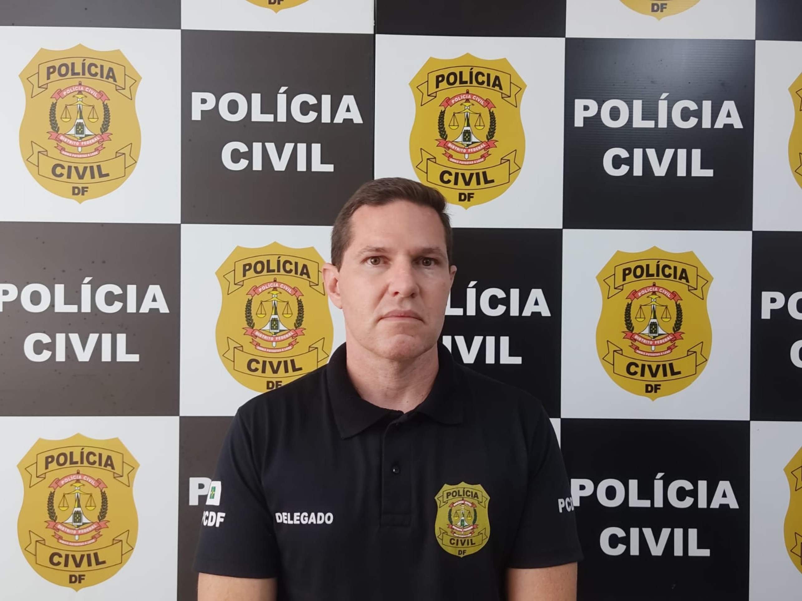  O delegado Fábio Costa dos Prazeres afirmou que o policial penal não foi ferido por golpes de faca