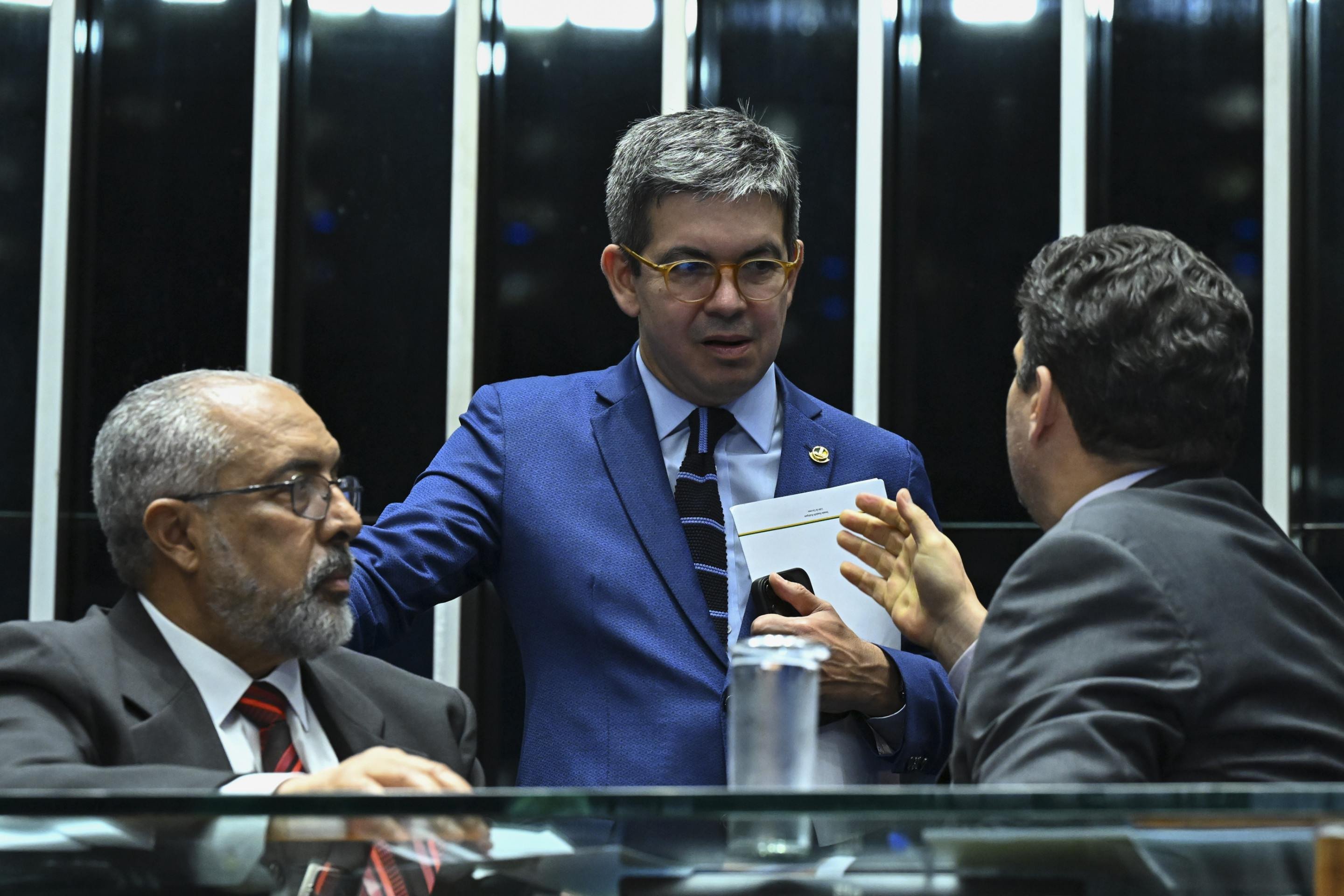 Randolfe (C): 'Temos uma conta que não fecha, algo entre R$ 40 bilhões e R$ 50 bilhões' -  (crédito: Jefferson Rudy/Agência Senado)
