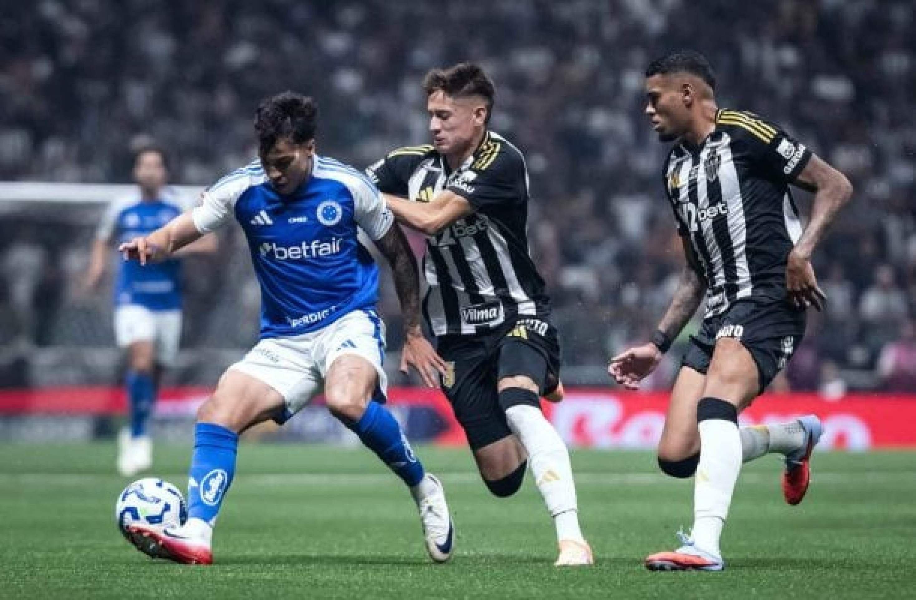 Em jogo eletrizante, Cruzeiro sai na frente, mas cede empate ao Atlético