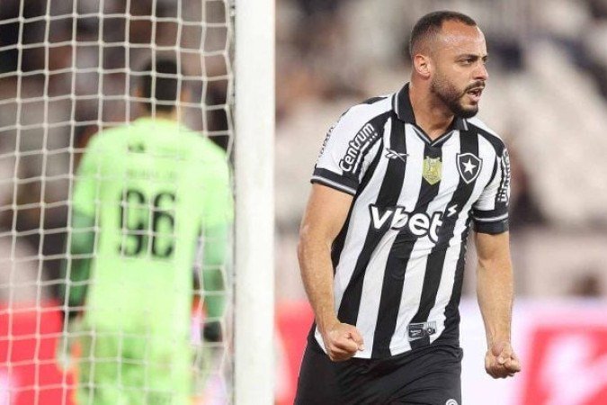 CABRAL - O de sempre. Passa o jogo inteiro brigando com os zagueiros adversários e com a bola. Na hora de arrumar algo, nada. Teve a chance do empate e foi displicente. Inútil. Ridículo. Saiu, no segundo tempo, para a entrada de Ramos - NOTA: ZERO - Foto: Vitor Silva/Botafogo  