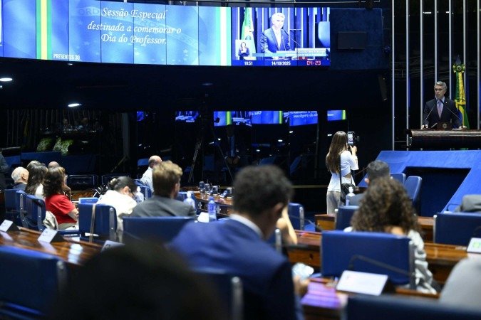  Plen..rio do Senado Federal durante sess..o especial para comemorar o Dia do Professor...S..o 62 anos desde que a data de 15 de outubro foi oficializada nacionalmente como o Dia do Professor. O decreto foi assinado em 1963 pelo ent..o presidente Jo..o Goulart...Em discurso, .. tribuna, presidente da Frente Parlamentar Mista de Educa....o, deputado Rafael Brito (MDB-AL).  ..Foto: Andressa Anholete/Ag..ncia Senado
     -  (crédito:  Reprodução/Andressa Anholete/Agência Senado)