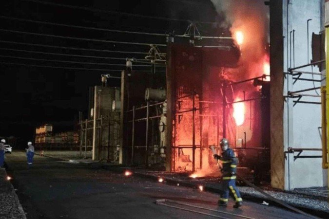 Bombeiros tentam controlar incêndio em subestação no Paraná: relatório em até 30 dias - (crédito: Reprodução/Corpo de Bombeiros PR) Bombeiros tentam controlar incêndio em subestação no Paraná: relatório em até 30 dias - (crédito: Reprodução/Corpo de Bombeiros PR)