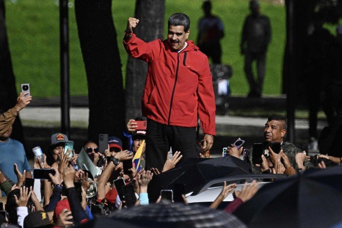 Nicolás Maduro acena para simpatizantes durante o "Dia da Resistência Indígena", em Caracas 
      