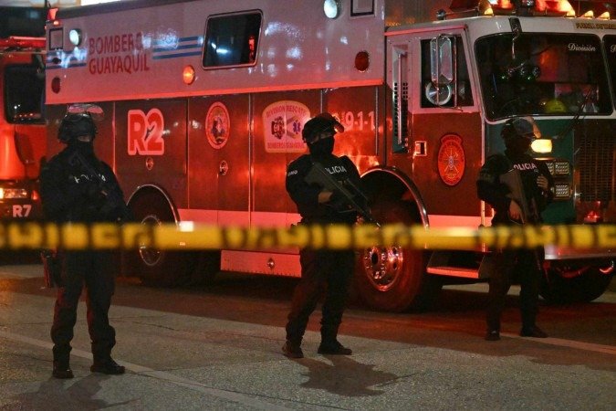 Vídeo: Explosão de carro-bomba deixa um morto e feridos no Equador