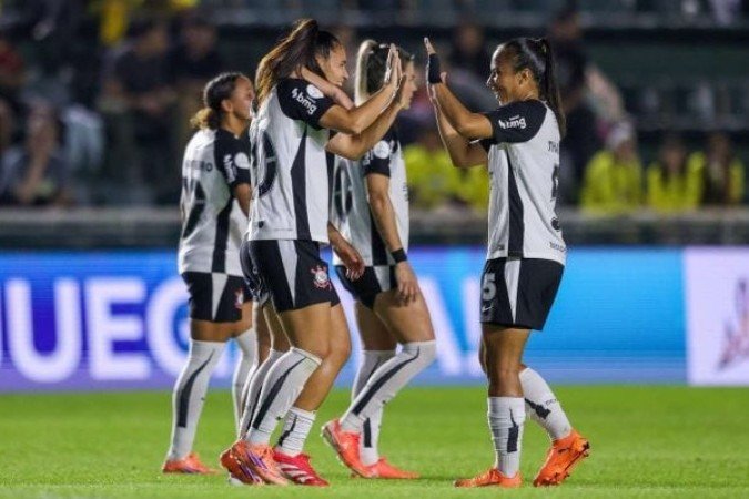 Jogadoras alvinegras comemoram gol diante da Ferroviária -  (crédito: Foto: Divulgação / Conmebol)