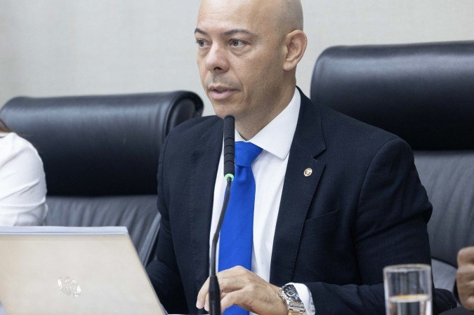  10/10/2025 O promotor de Justi..a do MPDFT, Clayton Germano, durante a audi..ncia p..blica na Comiss..o de Sa..de da C..mara Legislativa do Distrito Federal, que vai tratar da apresenta....o do relat..rio do primeiro quadrimestre de 2025 de atividades do IGESDF. FOTO ED FERREIRA/MPDFT.
    