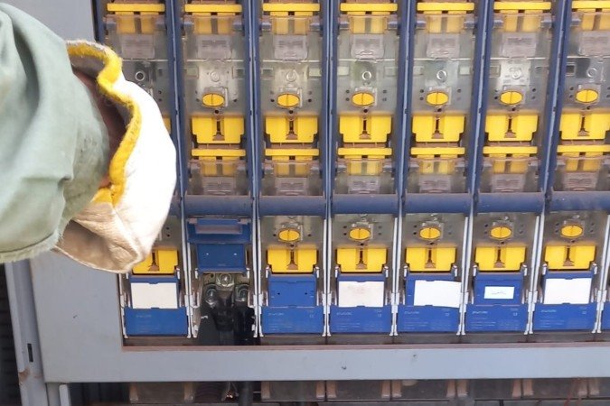 Pessoas ainda não identificadas cortaram uma cerca do condomínio e furtaram cabos da fiação da Neoenergia, por volta das 7h -  (crédito: Arquivo pessoal/reprodução)