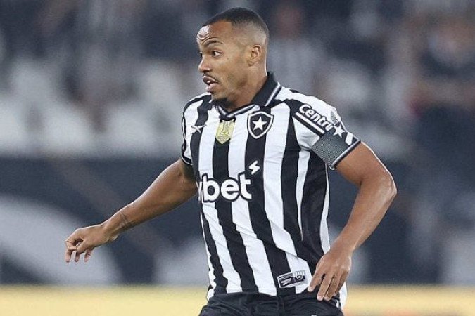 FREITAS - Parece que tem um GPS quando vai distribuir o jogo. Em contrapartida, concedeu muita liberdade ao meio de campo do Flamengo e perdeu a cabeça quando a vaca foi para o brejo - NOTA: 5,0 - Foto: Vitor Silva/Botafogo  