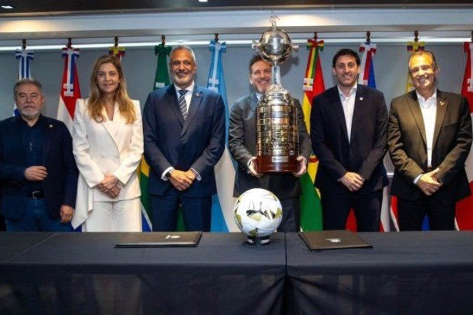Dirigentes dos quatro semifinalistas da Libertadores reunidos em Assunção -  (crédito: Foto: Divulgação / Conmebol)