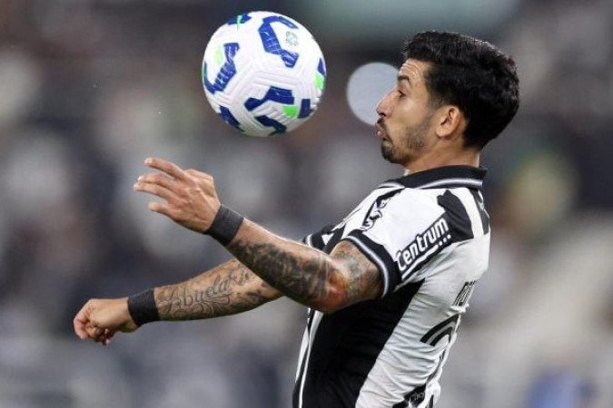 SANTI - Tomou a iniciativa várias vezes. Ágil, deixou Artur e Cuiabano em ótimas condições de conclusão. Voluntarioso, teve boa recomposição quando o arquirrival se engraçava no ataque. Cansado, no segundo tempo, cedeu a vaga para Martins - NOTA: 6,5 - Foto: Vitor Silva/Botafogo  