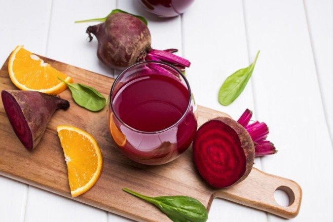 Suco de beterraba com laranja (Imagem: Chiociolla | Shutterstock) - (crédito: EdiCase) Suco de beterraba com laranja (Imagem: Chiociolla | Shutterstock) - (crédito: EdiCase)