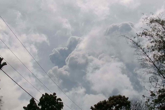 Vulcão entra em erupção na Indonésia e autoridades emitem alerta