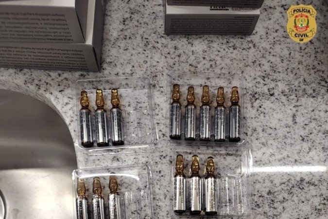 Na clínica foram encontradas substâncias sem comprovação de origem e armazenadas de forma inadequada
