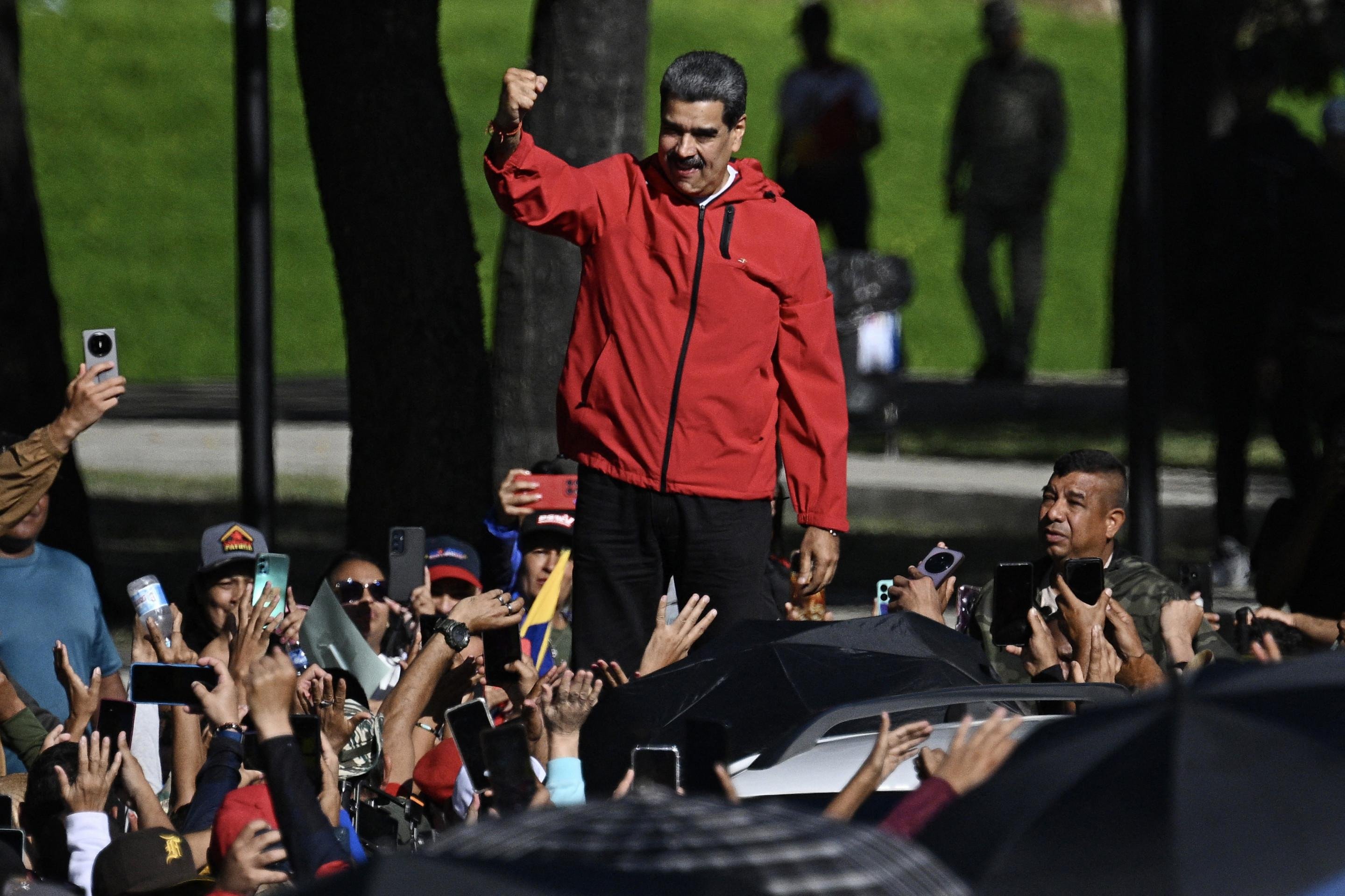 Nicolás Maduro acena para simpatizantes durante o "Dia da Resistência Indígena", em Caracas        