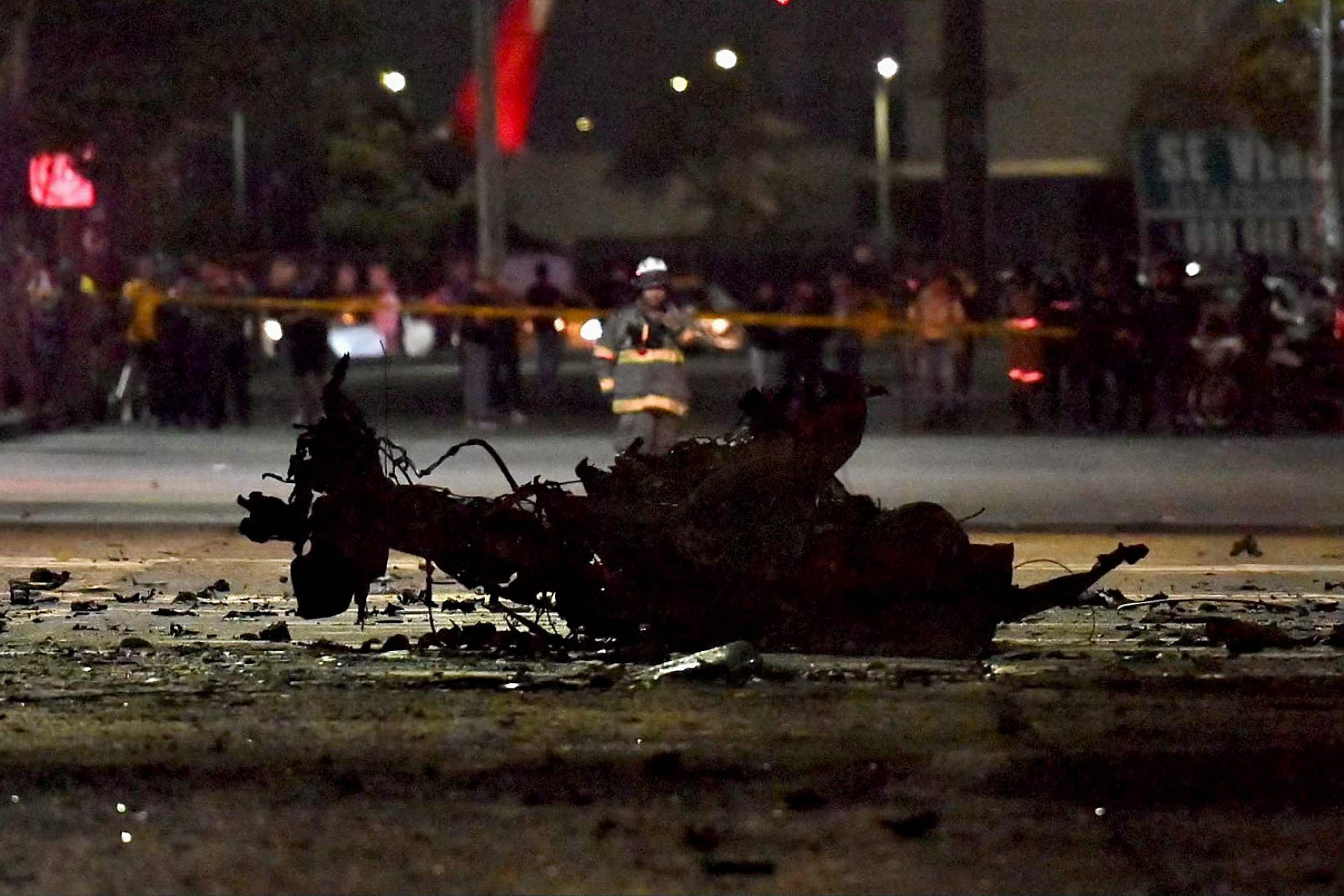 Os restos de um suposto carro-bomba que explodiu em frente a um shopping center são fotografados no norte de Guayaquil, Equador, em 14 de outubro de 2025      
