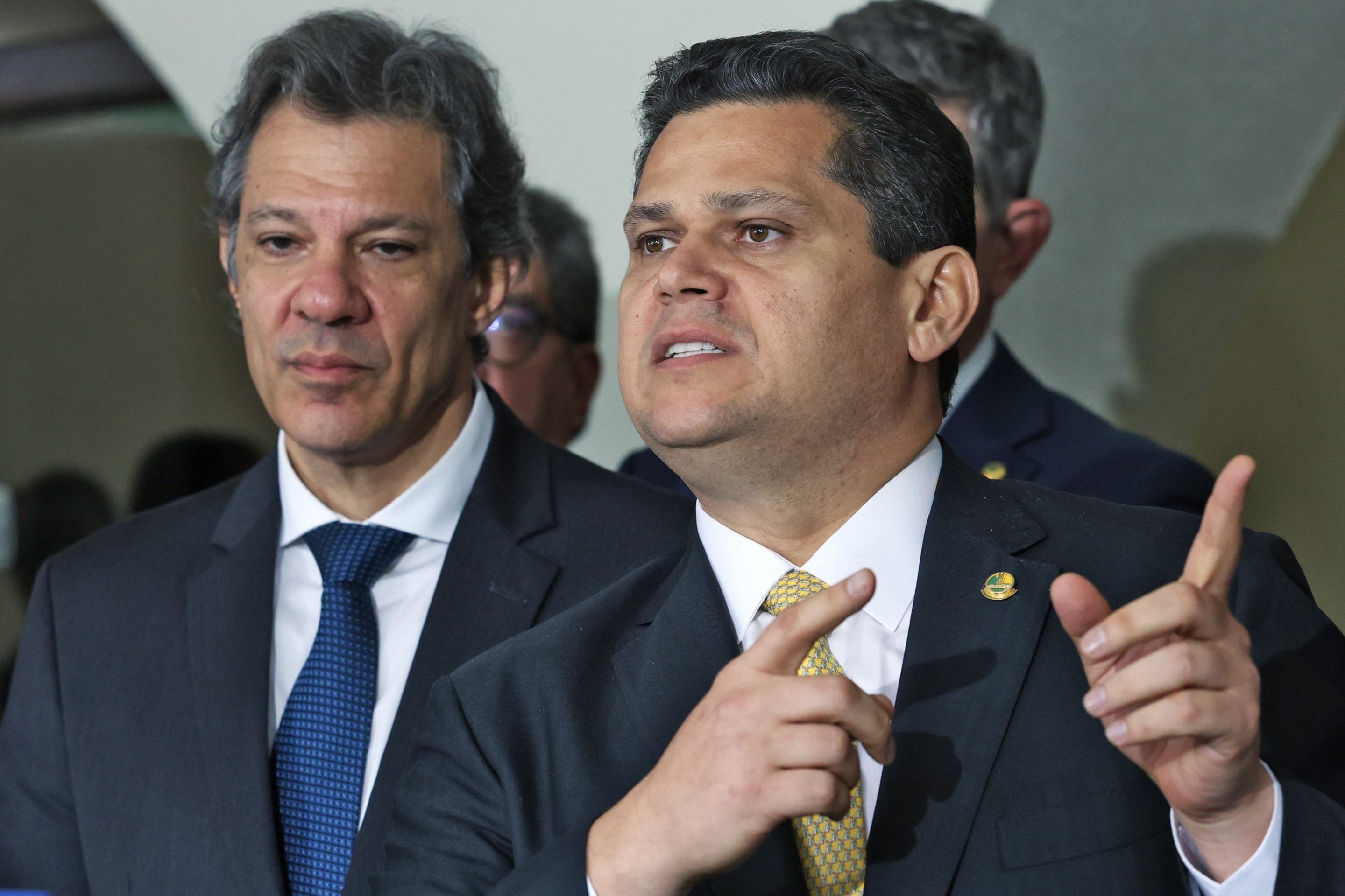 Haddad destacou o papel de Alcolumbre e Hugo Motta na tramitação do texto, que isenta do Imposto de Renda quem ganha até R$ 5 mil mensais -  (crédito: Antônio Cruz/Agência Brasil)