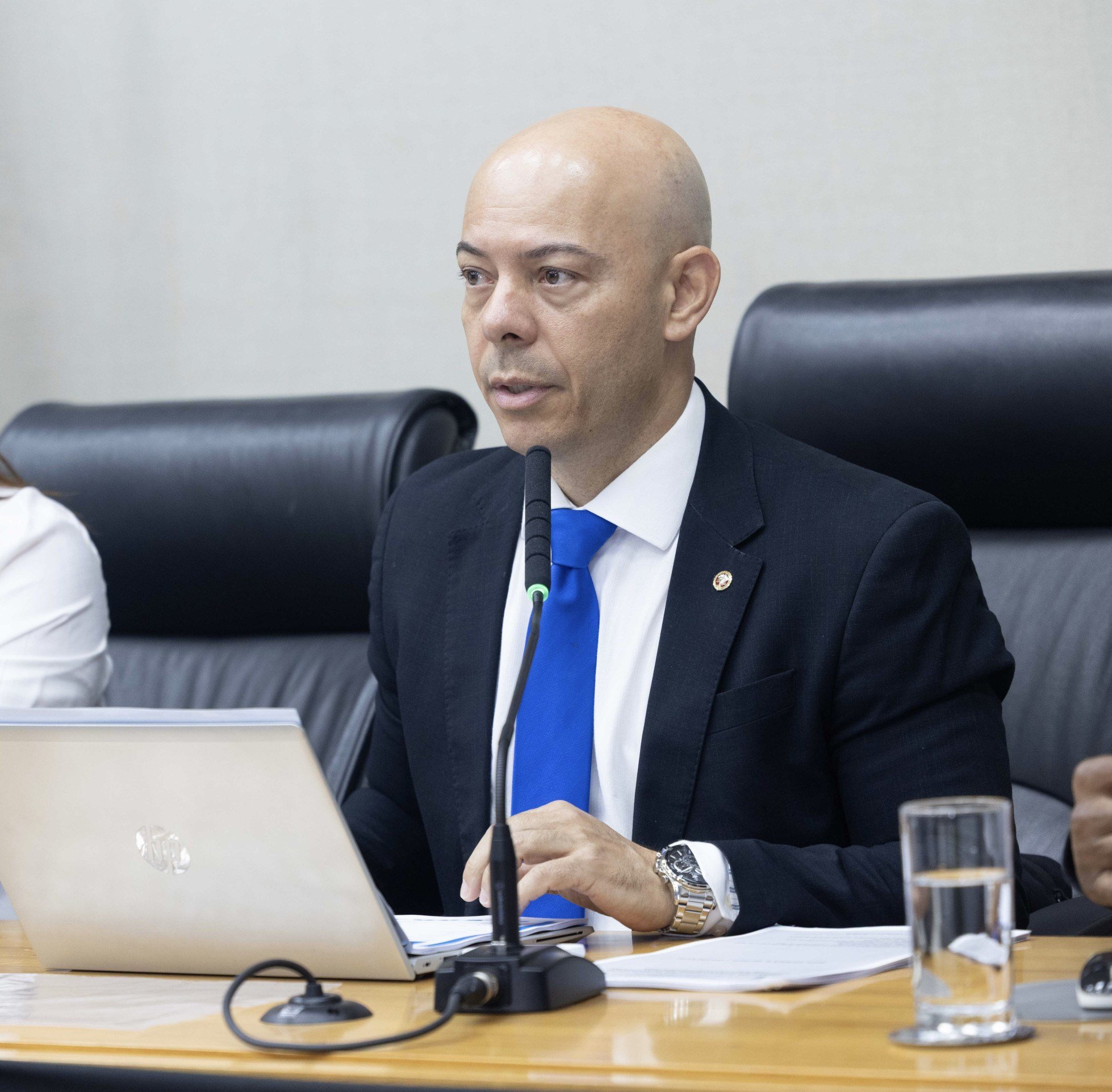  10/10/2025 O promotor de Justi..a do MPDFT, Clayton Germano, durante a audi..ncia p..blica na Comiss..o de Sa..de da C..mara Legislativa do Distrito Federal, que vai tratar da apresenta....o do relat..rio do primeiro quadrimestre de 2025 de atividades do IGESDF. FOTO ED FERREIRA/MPDFT.     