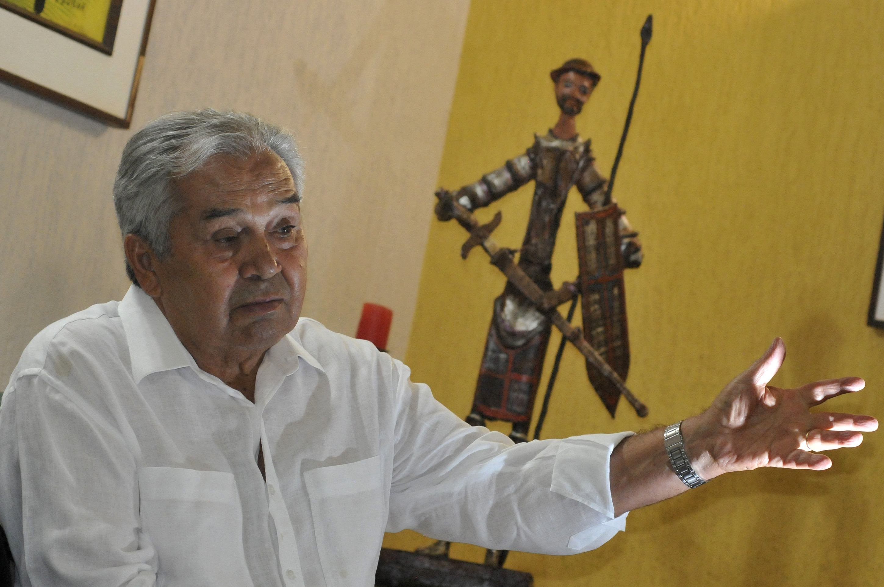 Com a est&aacute;tua de Dom Quixote ao fundo, um de seus xod&oacute;s, Francisco celebra o encantamento que o ato de ensinar provoca