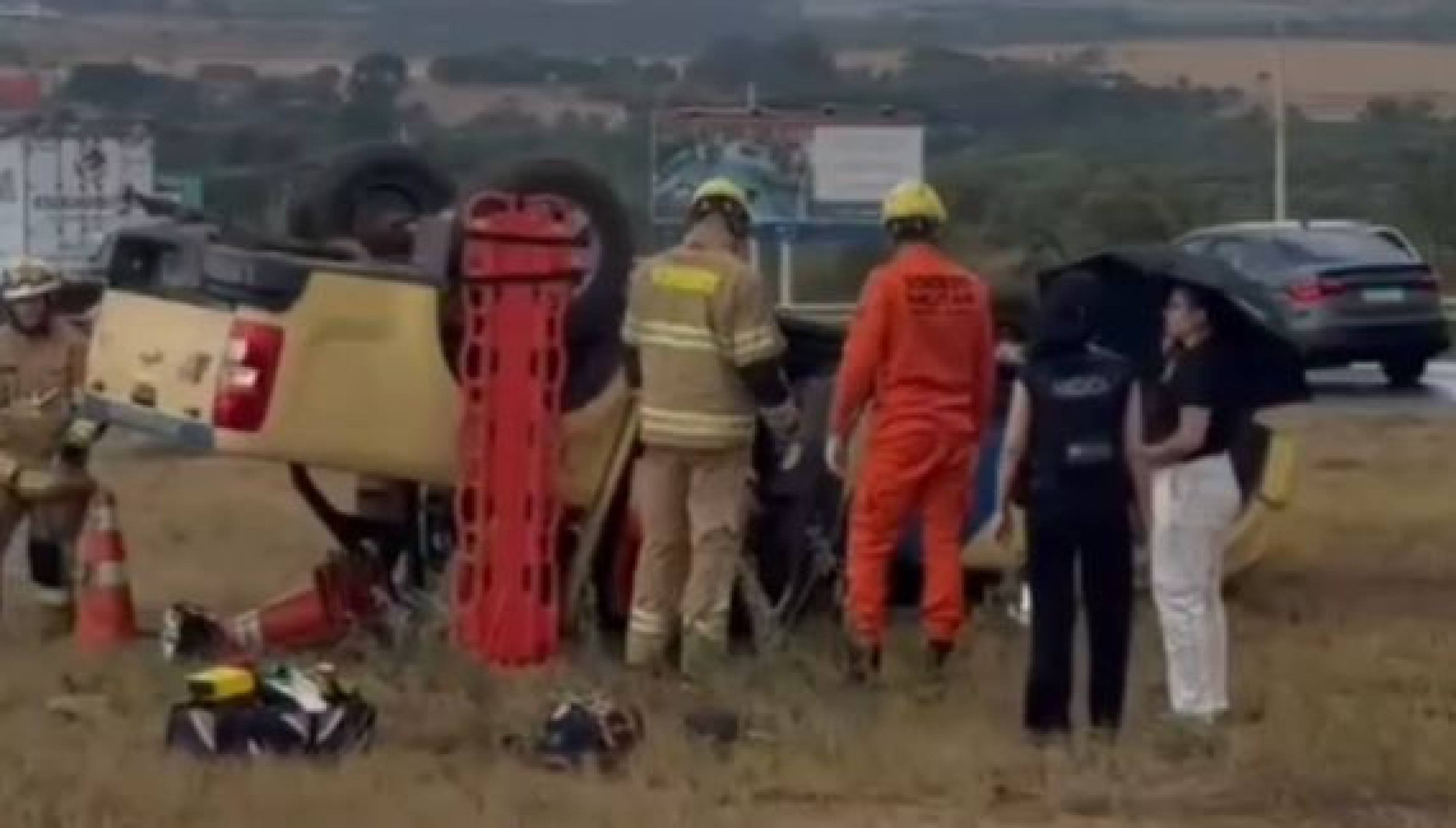 Viatura do DER-DF capota na BR-020; servidor tem ferimento leve