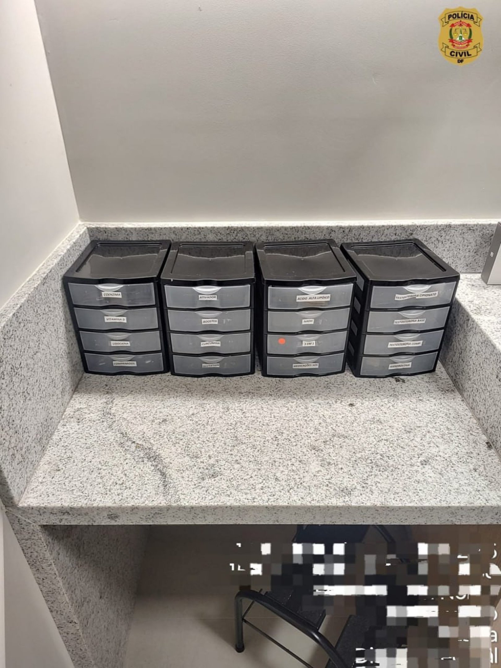 A operação teve início após uma denúncia de que o estabelecimento mantinha e aplicava em clientes medicamentos corrompidos