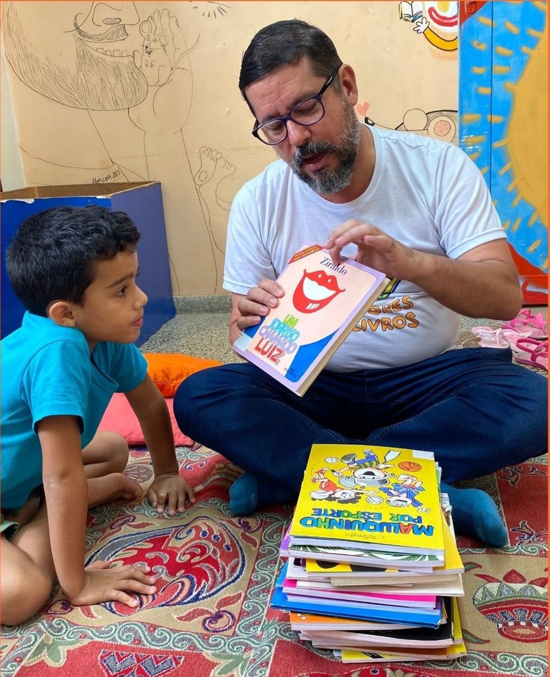 Membro do Roedores de Livros lendo para a participante do projeto 
