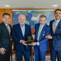 Lula com o AGU, Jorge Messias, a ministra Gleisi Hoffmann e lideranças evangélicas no Planalto: encontro foi descrito pelo presidente como 'especial, de emoção e fé' -  (crédito:  Ricardo Stuckert / PR)
