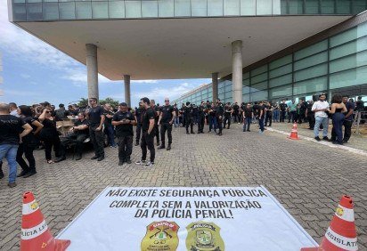 Policias penais protestam por reajuste salarial na CLDF -  (crédito: Davi Cruz/CB/ D.A Press)