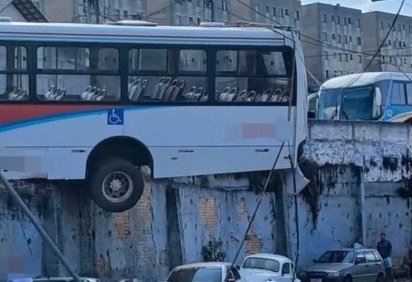 De acordo com a empresa Cidade das Rosas Transporte Coletivo Ltda, o funcionário teve um mal súbito e perdeu o controle do veículo -  (crédito: Reprodução:Redes Sociais )