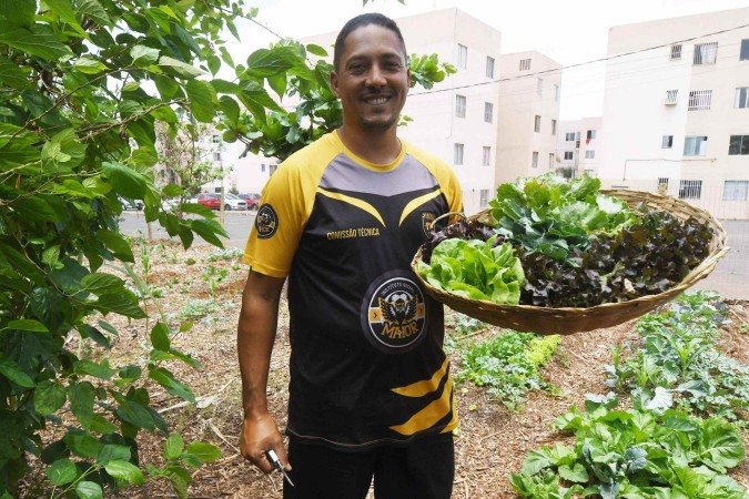 Eduardo oferece jantar para os alunos toda sexta-feira com o que plantamos na horta do Paranoá -  (crédito:  Ed Alves/CB/D.A Press)