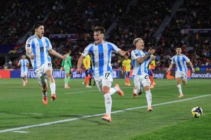 Jogadores argentinos celebram gol decisivo diante da Colômbia - (crédito: Foto: Divulgação / AFA) Jogadores argentinos celebram gol decisivo diante da Colômbia - (crédito: Foto: Divulgação / AFA)