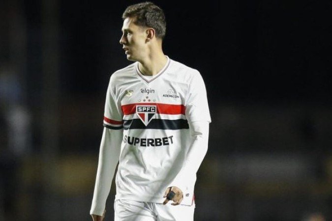 PATRYCK - Ganhou a oportunidade com as baixas de Enzo Díaz, antes do jogo, e Wendell, substituído. Mostrou estar fora de ritmo, desconectado com o esquema de jogo de Crespo, e acabou falhando no lance do primeiro gol, dando condição para Carlos Vinícius. Nota: 4,5 - Foto: Miguel Schincariol/São Paulo FC