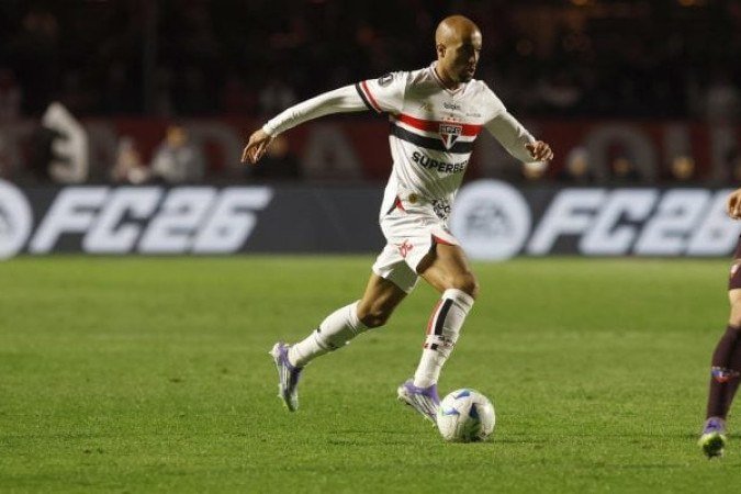LUCAS MOURA - Veio do banco de reservas e conseguiu até dar mais movimentação ao campo de ataque, mas não conseguiu trazer tanta eficiência para o jogo. Nota: 5,5 - Foto: Rubens Chiri/São Paulo FC