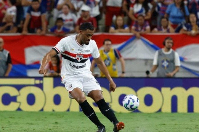 SABINO - Foi o jogador que teve mais dificuldade no campo de defesa. Não teve um bom desempenho na defesa, dando muito espaço para o time gremista e ainda cometeu o pênalti que ampliou o marcador. Nota: 4 - Foto: Rubens Chiri/São Paulo FC