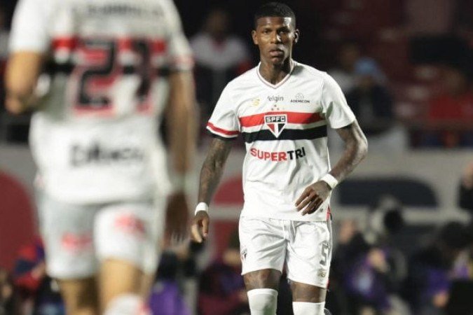 ARBOLEDA - O equatoriano até conseguiu apresentar uma partida sólida defensivamente, com bons números de desarmes e cortes. Entretanto, não conseguiu contagiar a equipe com seu desempenho e ainda falhou no lance que originou o pênalti do segundo gol. Nota: 5,5 - Foto: Rubens Chiri/São Paulo FC