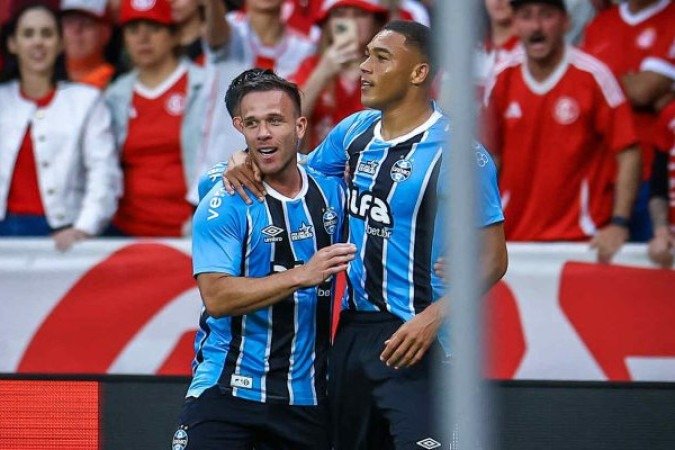 CARLOS VINÍCIUS - Retornou ao time e foi o nome do jogo. Oportunista ao desviar uma finalização de Amuzu, que acabou virando assistência, e converteu o pênalti na segunda etapa para confirmar a vitória. Aos 21 minutos do segundo tempo, saiu para a entrada de Cristian Olivera. NOTA 9,0 - Foto: Lucas Uebel/Grêmio