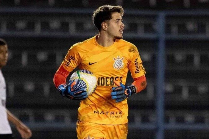 FELIPE LONGO - O goleiro fez a sua estreia no profissional e teve um dia infeliz. Fez defesas seguras e não teve culpa nos lances dos gols. Nota: 5 - Foto: Reprodução/Instagram
